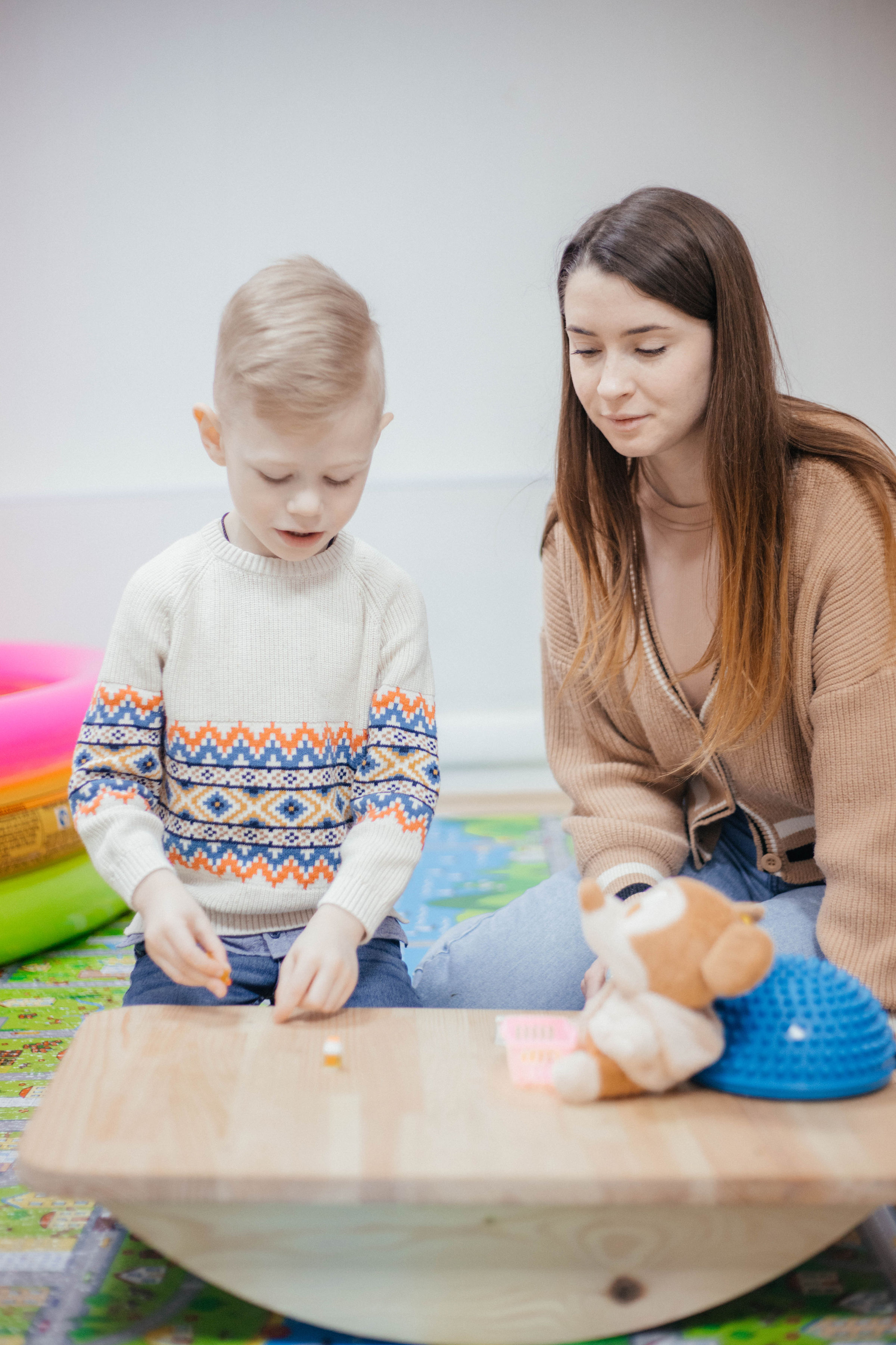 Каріна працює з дитиною